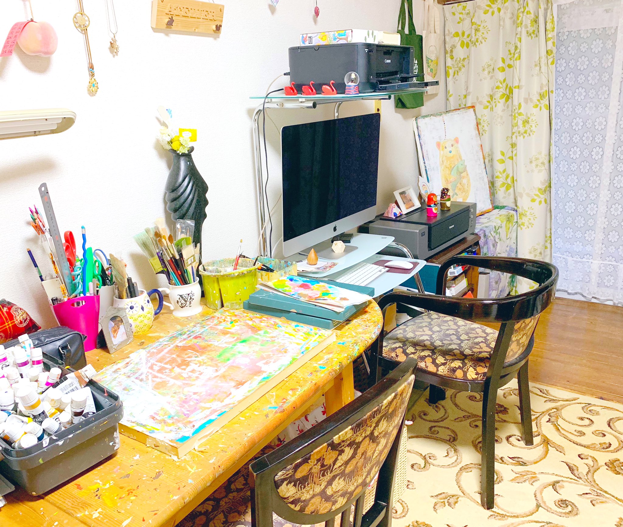 かとーゆーこ Illustrator お仕事部屋 絵本制作など絵具を使う時は手前の机で デジタルイラスト 制作の時は奥のパソコンとipadで描いています この机は中学生の頃からの相棒 イスにまで絵の具が飛び散っている 絵描きの机の上が見たい T Co