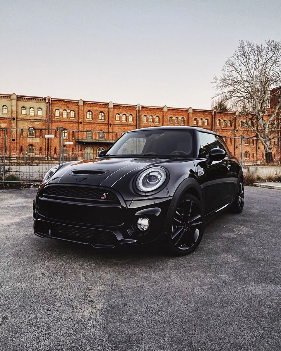 Nietje na school meubilair MINI on Twitter: "Darkness is just the absence of light, or so they say. IG  User mkcoopers_ shows just how much life you can find in pure #MidnightBlack.  #MINIHatch #MINIGram [MINI Cooper