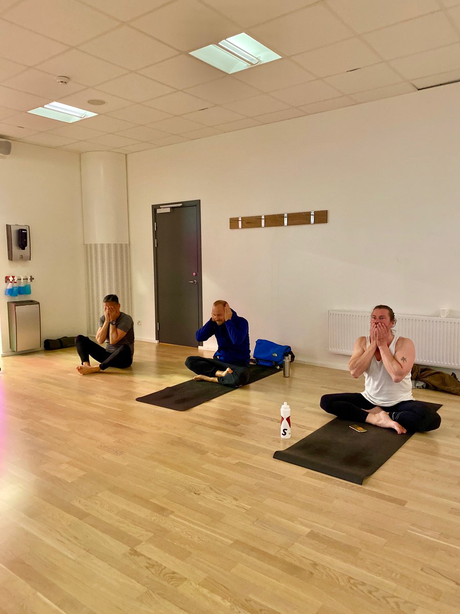 ExhibitionsRow's tweet photo. 🙉🙈🙊 Tack Sats, alla #yogalärare och människor vi möter på mattan varje vecka.  Det är tack vare er och #yoga som vi tar oss igenom den här tiden med hopp, kärlek och styrka. Vad hjälper dig att möta allt du går igenom just nu med lite mera hopp och kärlek? 

#Företagarna https://t.co/YSzIGHFfoO