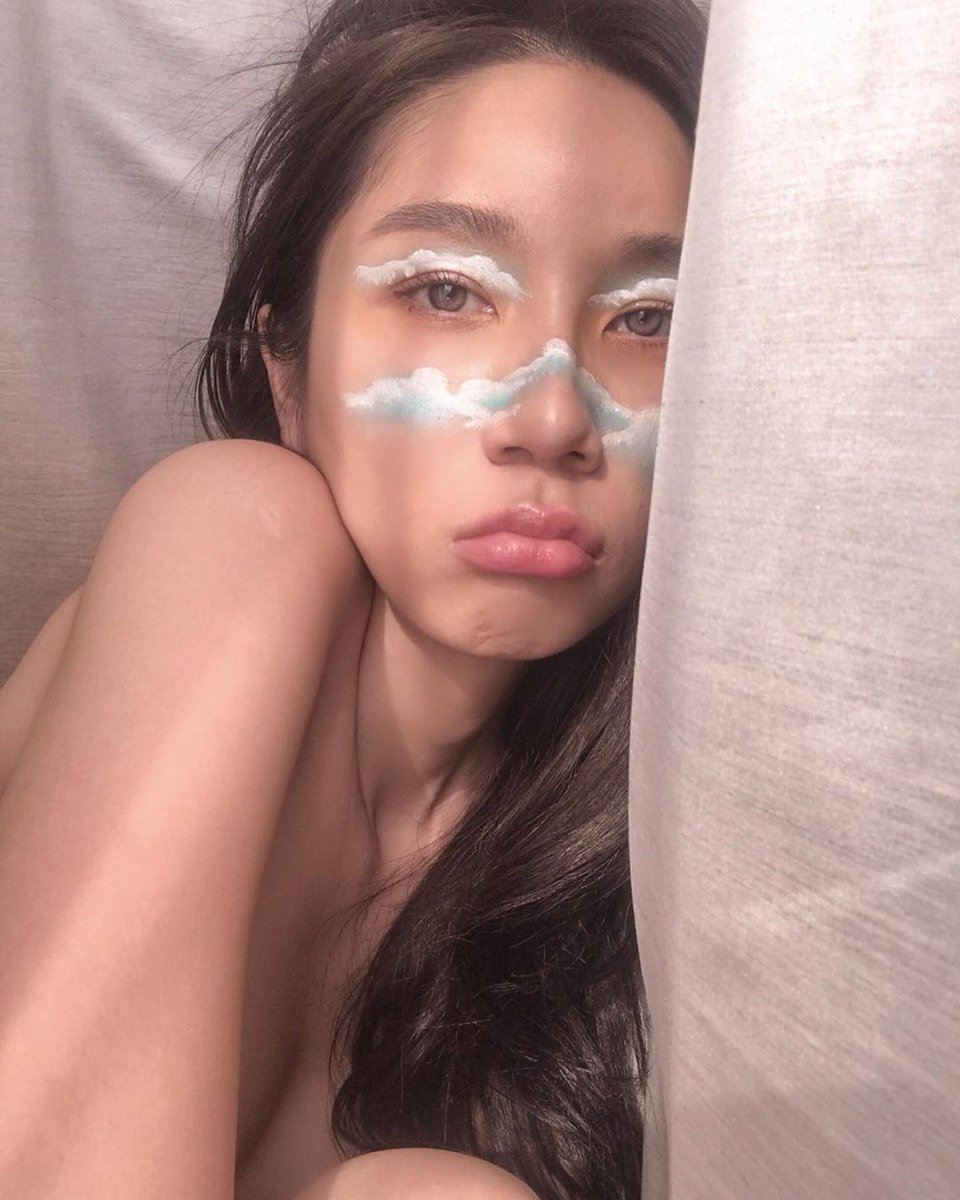 JenniePanhan's tweet photo. 11.11 ☁️ 18.18 🌅 00.00 🌌
.
#fromdaytonight https://t.co/EyRL4u9Glp