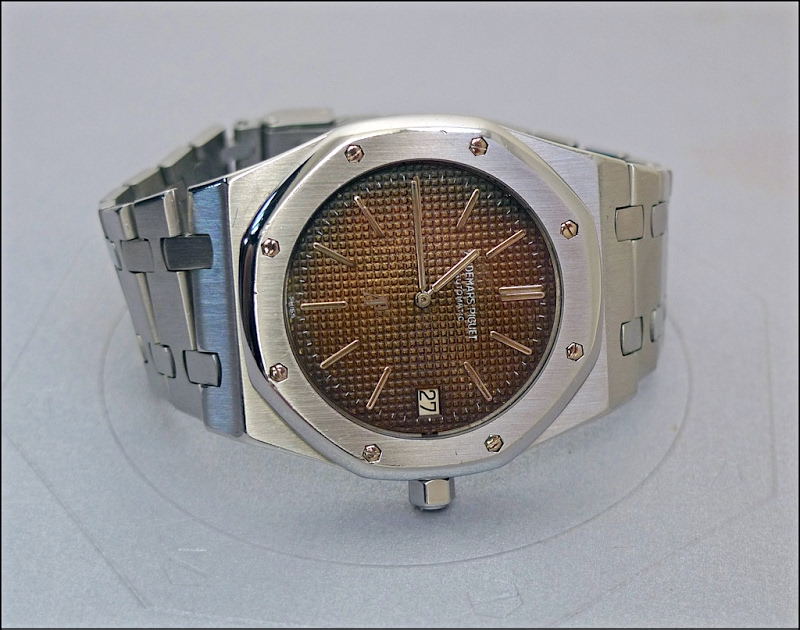 PuristSPro's tweet photo. #AudemarsPiguet #RoyalOak 5402 / Royal Oak White Gold case rose gold dial.
https://t.co/GakWfOmjwm
#AP15202 https://t.co/EaSosPznqy