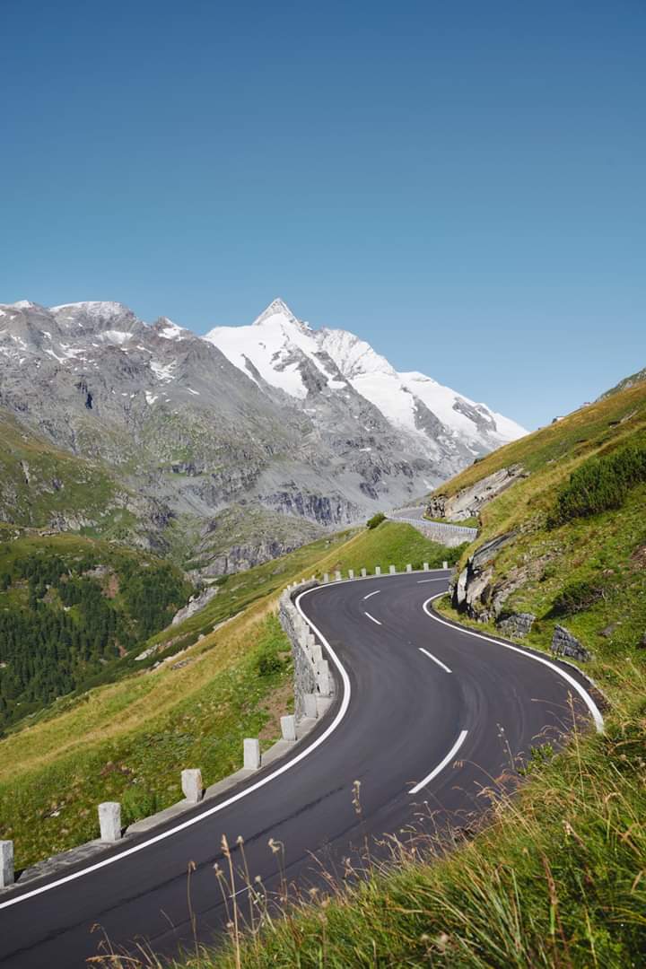 Die Schneeräumung am Großglockner kann beginnen!🇦🇹🥳

Wir sind überglücklich! Die Glocknerstraße wird bis spätestens 28. Mai 2020 wieder freigegeben. Natürlich wird es heuer nicht leicht, aber machen wir das Beste daraus und besuchen wir ein bedeutendes und besonders #glockner