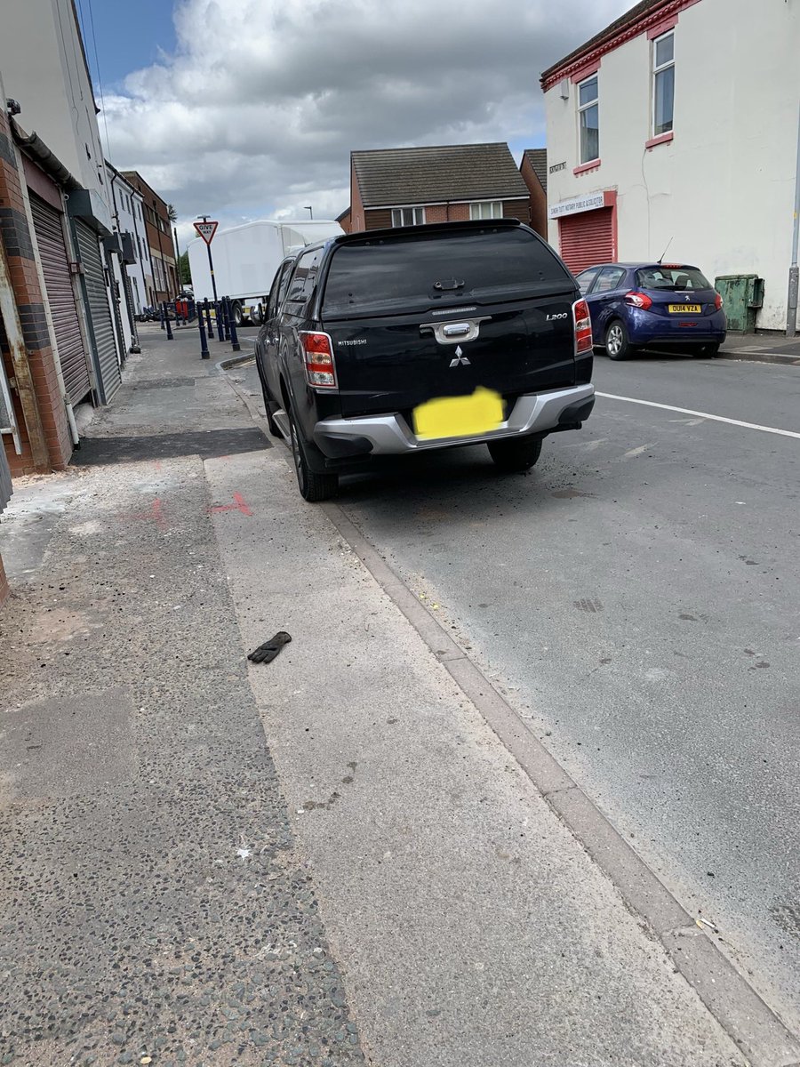 EttingshallWMP's tweet image. PCs Nagington, Elwell snd PCSO Abbott’s. Again taking another #uninsured vehicle off the road #blakenhall #s165