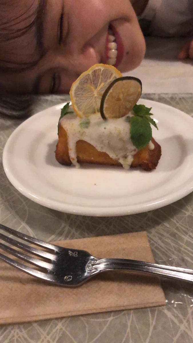 どの写真もあざとく可愛いｗｗ食べ物撮ろうとしてんのに勝手に映り込む系女子ｗｗ