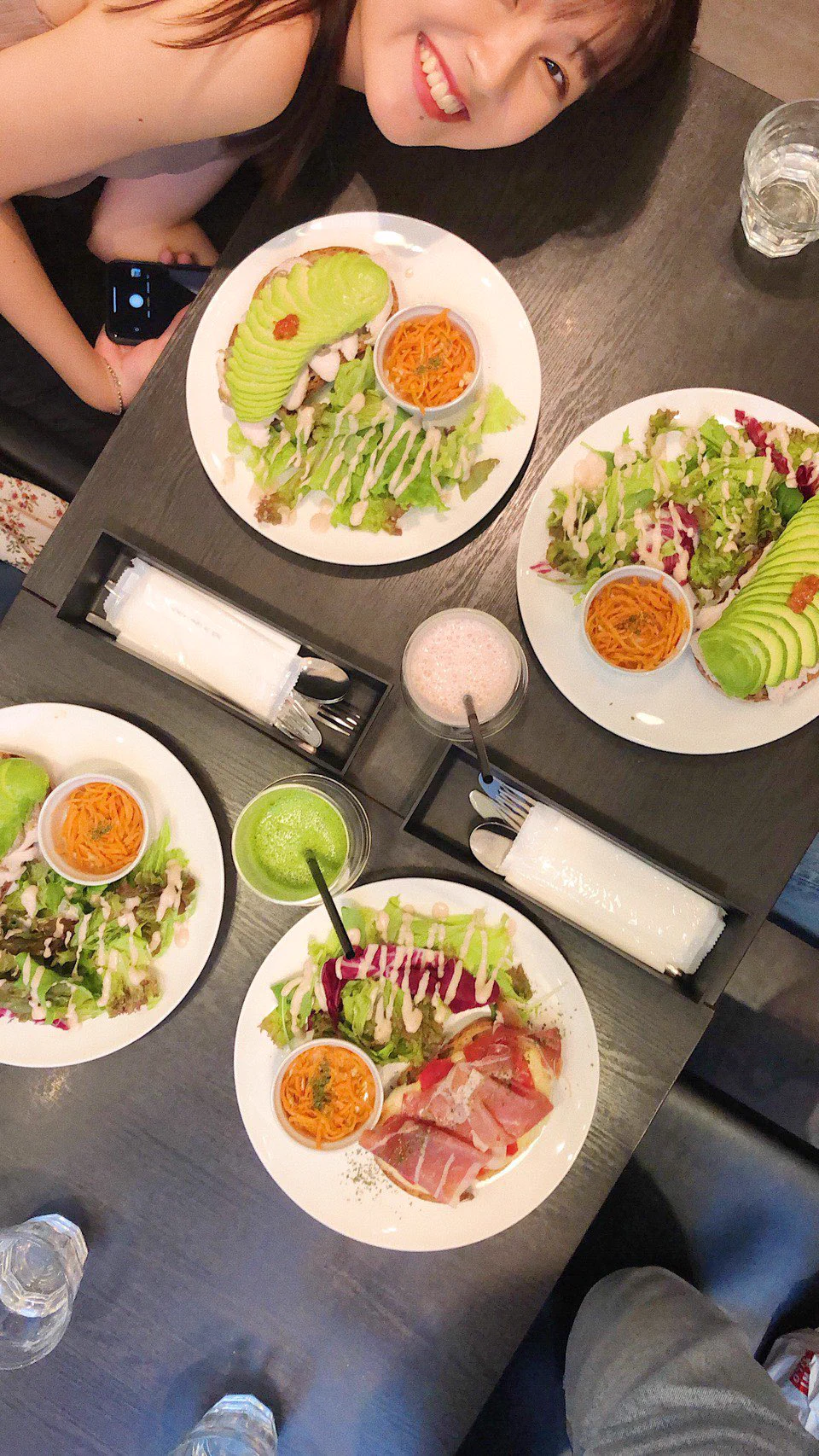 どの写真もあざとく可愛いｗｗ食べ物撮ろうとしてんのに勝手に映り込む系女子ｗｗ