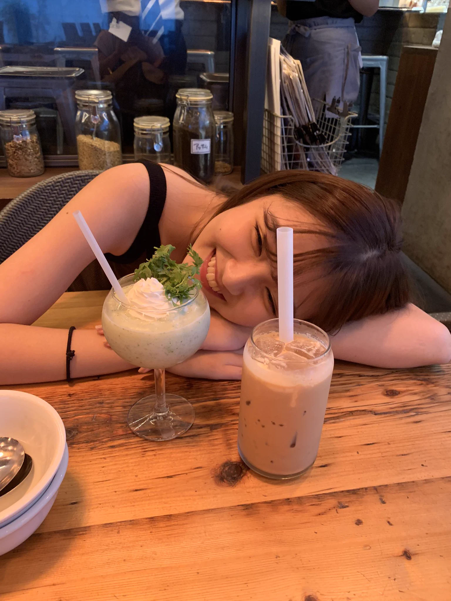 どの写真もあざとく可愛いｗｗ食べ物撮ろうとしてんのに勝手に映り込む系女子ｗｗ