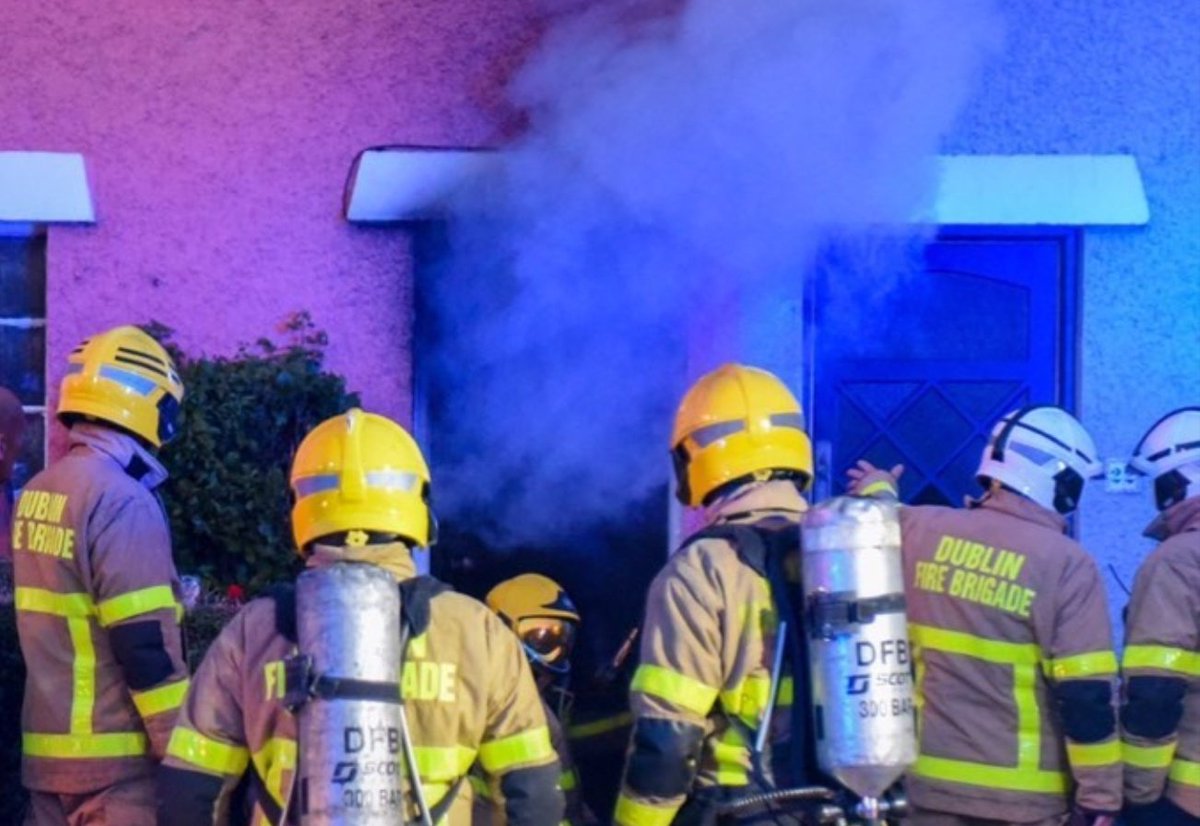 DubFireBrigade's tweet photo. Overnight 3 fire engines from North Strand &amp; Phibsborough fire stations were called to a house fire after smoke was seen issuing. Crews in breathing apparatus extinguished the fire.

🚒 Don't forget a working smoke alarm gives you time to escape

#FireSafety @FireSafetyIre https://t.co/0oSIhU0CSV
