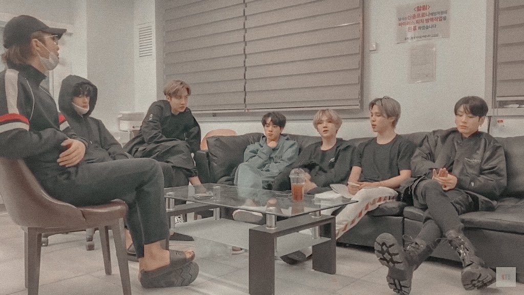 jeon__jully's tweet photo. [ 🔴 2004** BTS ]

Khung cảnh đầm ấm như thế này đây
ㅠㅠ
💜🏡💜
_________
#방탄소년단 @BTS_twt https://t.co/8266m5xyTe