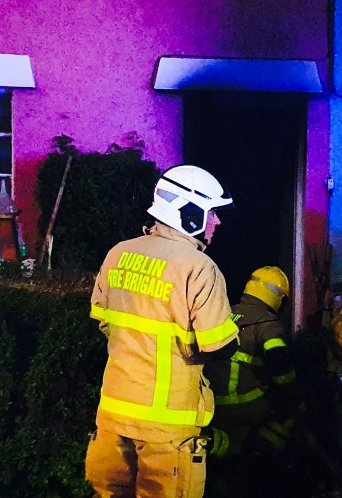 DubFireBrigade's tweet photo. Overnight 3 fire engines from North Strand &amp; Phibsborough fire stations were called to a house fire after smoke was seen issuing. Crews in breathing apparatus extinguished the fire.

🚒 Don't forget a working smoke alarm gives you time to escape

#FireSafety @FireSafetyIre https://t.co/0oSIhU0CSV