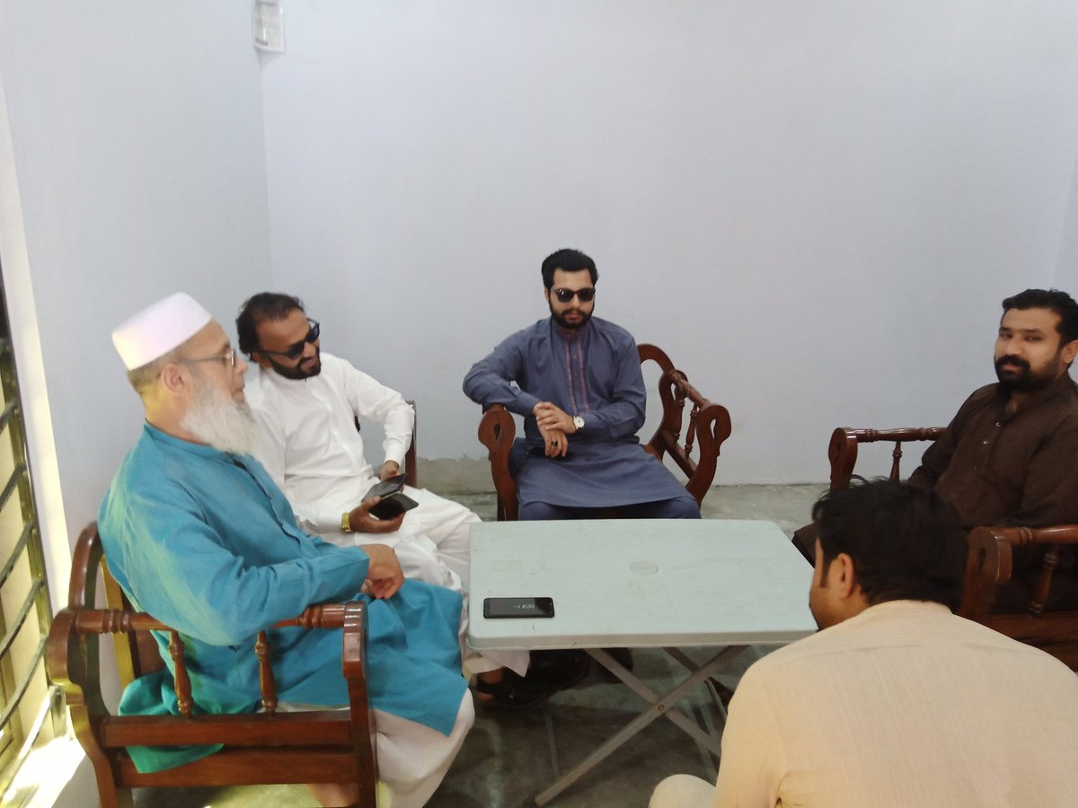 CMCCMultan's tweet photo. چیئرمین وزیراعلیٰ شکایت سیل ملتان طاہر حمید قریشی کی سینئر رہنما پاکستان تحریکِ انصاف دانش خان ملیزئی کے گھر آمد، والدہ کے انتقال پر اظہارِ تعزیت کی۔ https://t.co/fVjEjUU1wa
