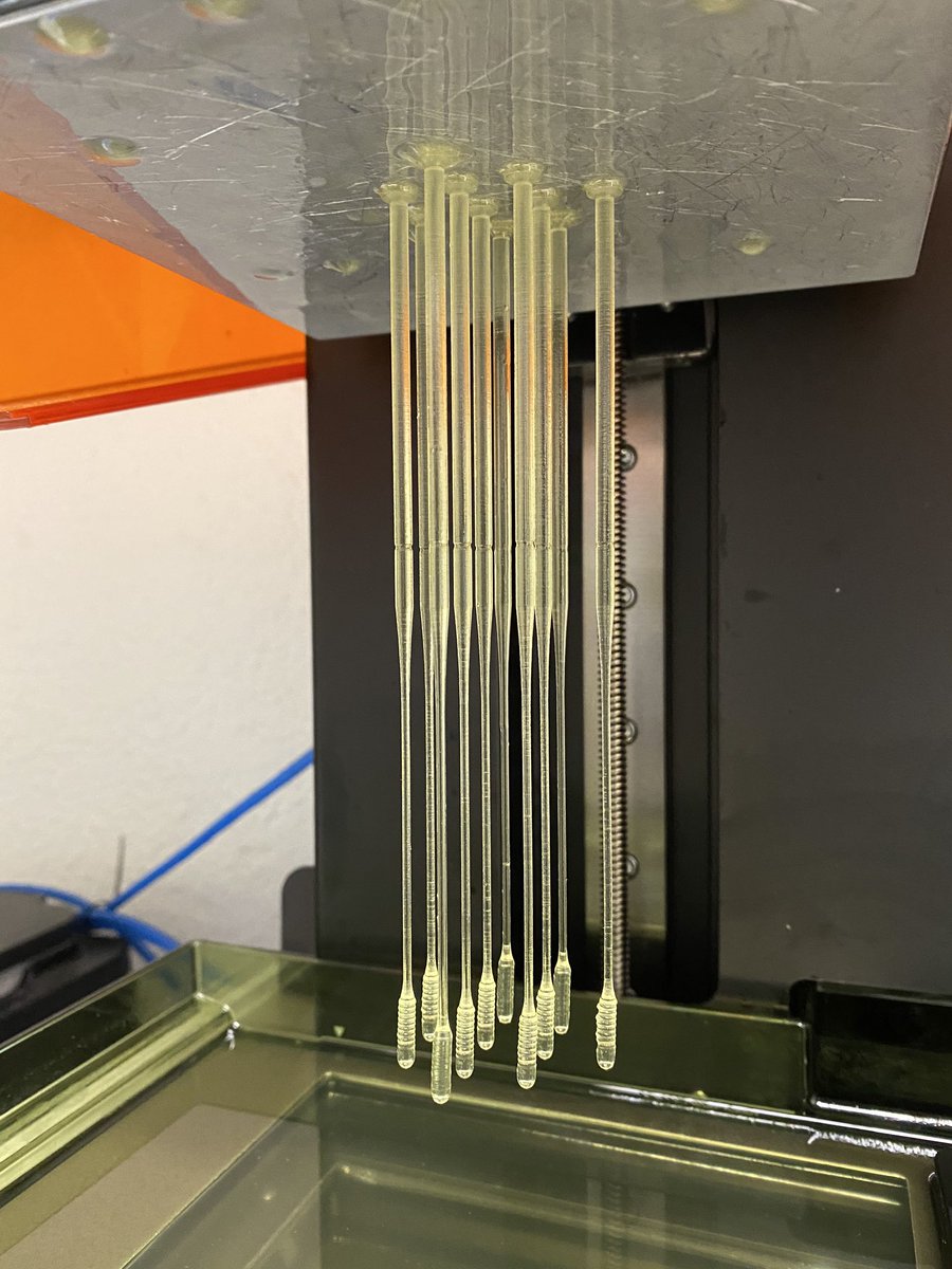 3d_maranon's tweet photo. Estamos fabricando #hisopos en resina biocompatible a partir del diseño de @HUnivValdecilla modificando geometría de la cabeza y posición del estigma adaptado a cada tubo contenedor.

En cada bandeja se pueden obtener hasta 3️⃣0️⃣0️⃣ unidades. 

#MakersMarañon 
#HospitalMarañon3D https://t.co/nek4uECmkD