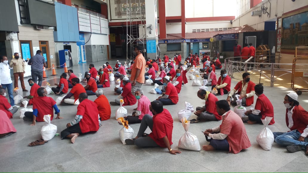 KVRaghavendra16's tweet photo. SWRailway Mazdoir union Bengaluru have distributed  150 groceries  kits  to  licensed  coolie  porter's  of Bengaluru in the presence  of sri Ashok kumar verma ,DRM , other officers  &amp; union office bearer's. https://t.co/jF2kzTEUue