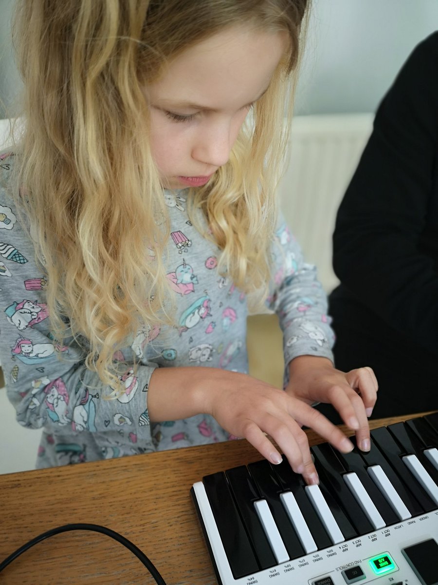GleavesKatie's tweet photo. Magical music making morning! 🎵 @GreenwaysPri @MusicGreenways @mrs_fairbairn https://t.co/5H1sYYGoor
