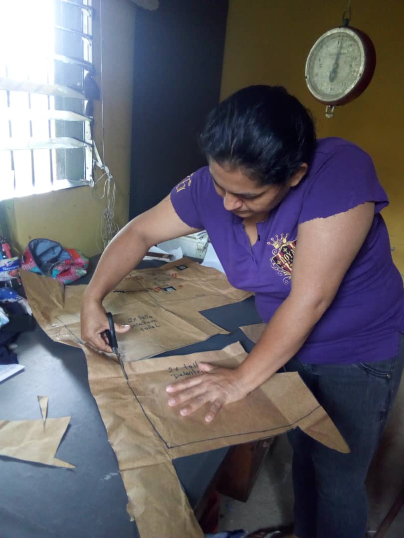CarmenCarreroS's tweet photo. #6May Munic. Cardenas #PaloGordo partic. Gélida Mira, Diana Niño y Yanet Arellano ACTIVAS en casa (lunes y martes) elaboración Patrones Confección Pijamas y Batas, orientación de MTP Yoenny Sánchez, coord. del  #IncesTextilParamillo #Tachira #FormacionIncesEnCasa @WuikelmanAngel https://t.co/NsSZFGkLwq