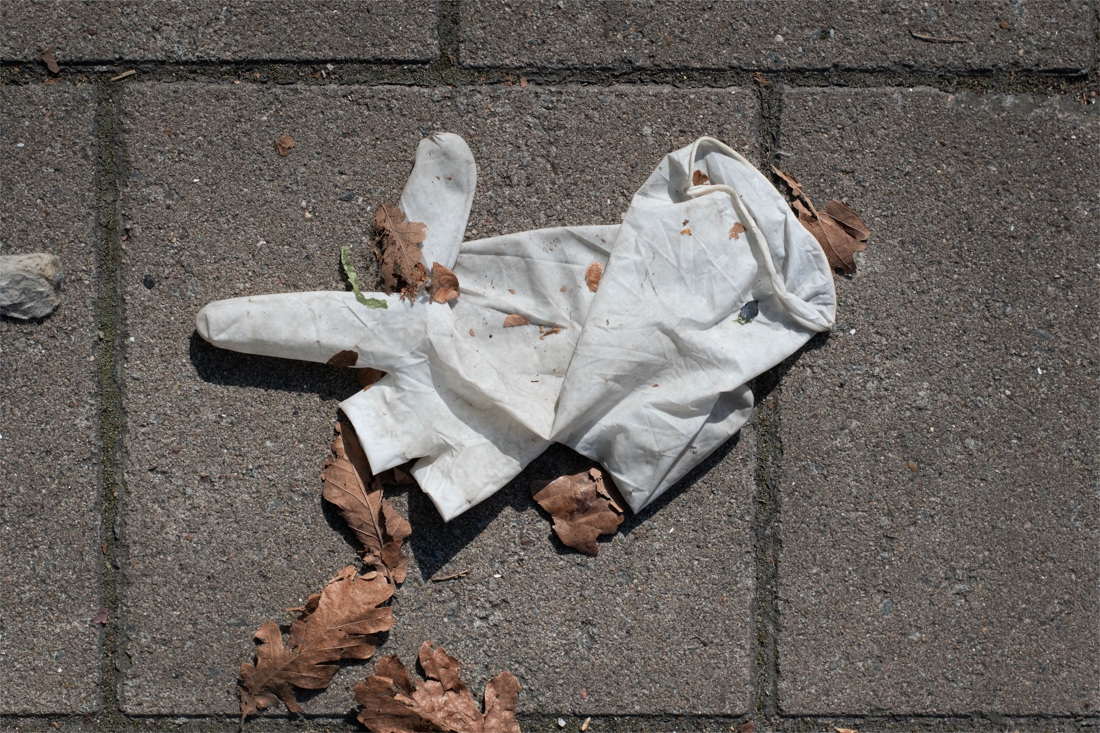 destandaard's tweet photo. Afvalsector: 'Mondmaskers en handschoenen bij restafval steken en niet op de grond gooien' https://t.co/eRBs3r8Osm https://t.co/KKY7U1Agw9
