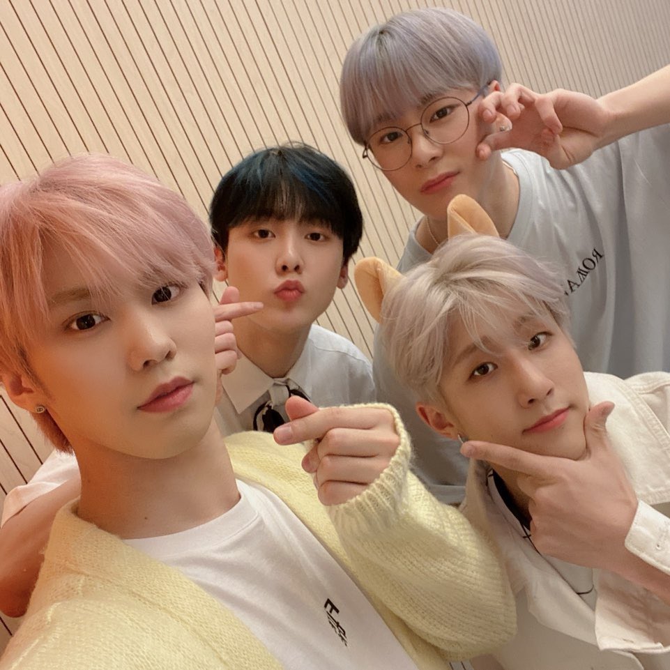 ASTRO_Staff's tweet photo. [#아스트로]
⏳200511 Seezn #아이돌라이브TV ⏳

아이돌라이브TV에서 텐션 폭발해버린
진진🐶문빈🐱라키🐺산하🐥
월요일에도 함께해줘서 고마워요💜

#ASTRO #AROHA
#GATEWAY #Knock #널찾아가
#케이팝_긴장해_아스트로_Knock_컴백 https://t.co/biesVYMPHD