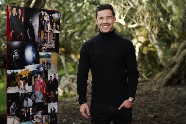 VOXde's tweet photo. Seine Kindheit hat er auf Mallorca verbracht und heute ist er in den deutschen Charts unterwegs: Nico Wellenbrink aka @nicosantos hat einiges erlebt. Ab 22:10 Uhr schaut @annie_hoffmann in der Doku #DieNicoSantosStory mit ihm auf seinen Karriereweg zurück. 🎙📺 https://t.co/mTDDJRk2JF
