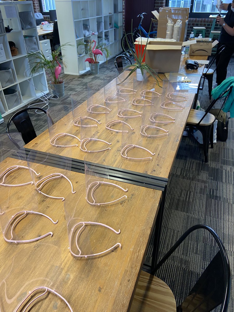 Algar_ex_pmdc's tweet image. Après deux mois de télétravail, nous sommes de retour en équipe réduite dans nos bureaux à @euratechnologie Toutes les mesures sanitaires sont en place ! Et vous, vous reprenez aussi le boulot aujourd&apos;hui ? 👨‍💻