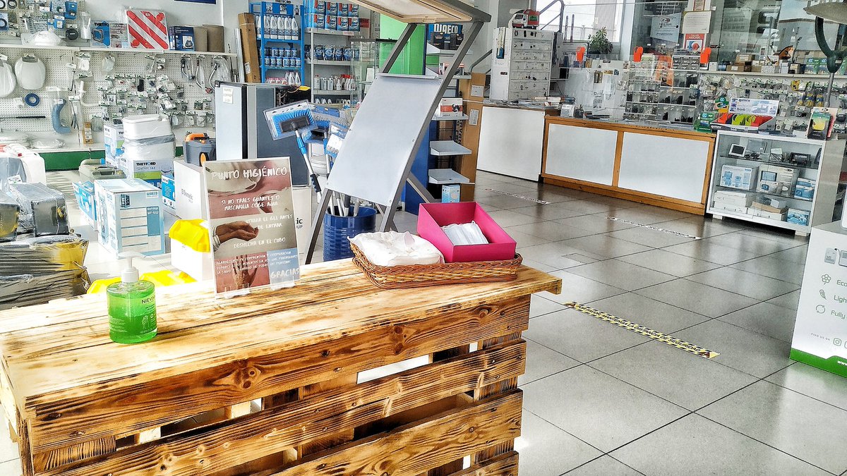 Hemos abierto con todas las garantías de seguridad e higiene
Aquí nuestro Punto de Higiene a la entrada (gel hidroalcohólico, guantes y mascarilla por si no traes de casa), balizada toda la tienda y mamparas en el mostrador
Por favor No Toques Nada nosotros te lo daremos