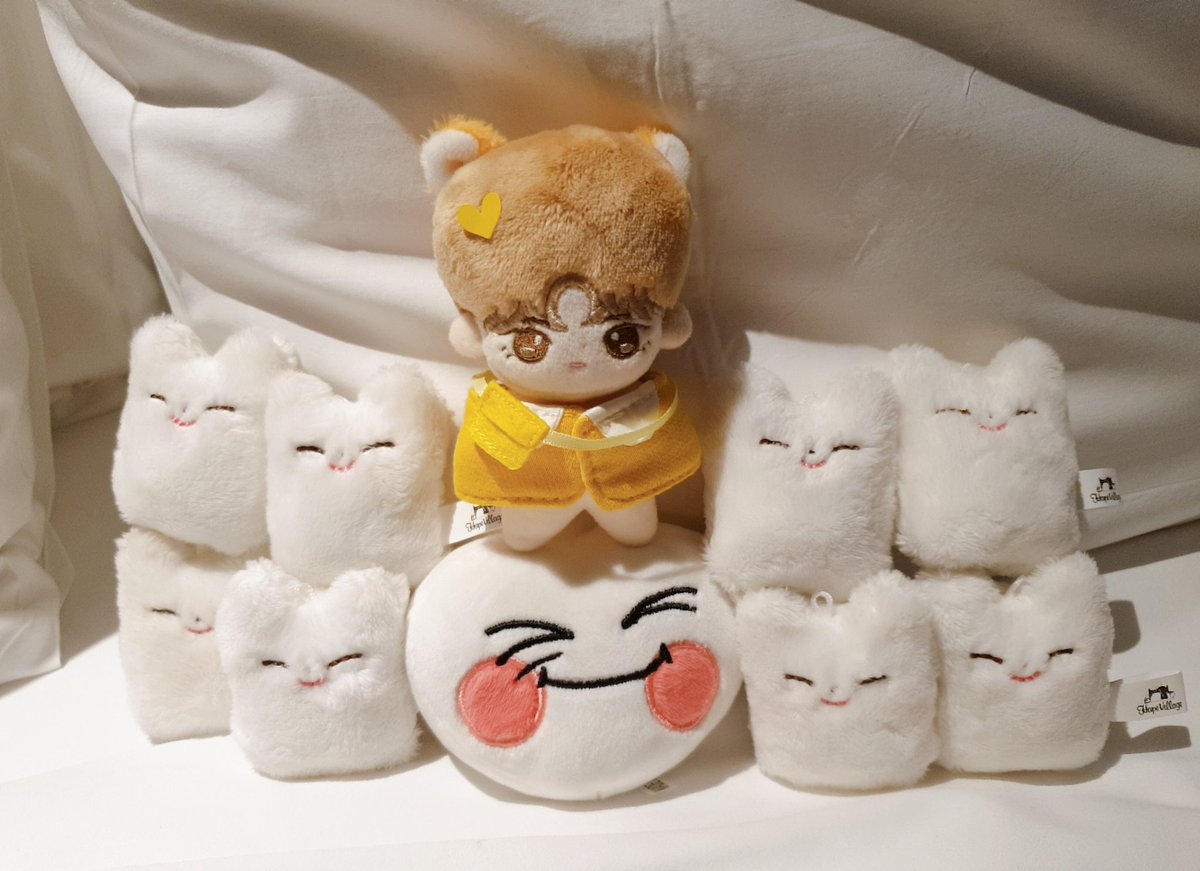 six_HMH89's tweet photo. #미남혀니 #만두깅 #쟈근애옹 #말랑황이 #황민현 #황민현_인형

멋진 민현이 형아 컴백쇼 보러왔어여 
아가들과 호캉스 즐기는 중 😎 https://t.co/0QxMcv7dNB
