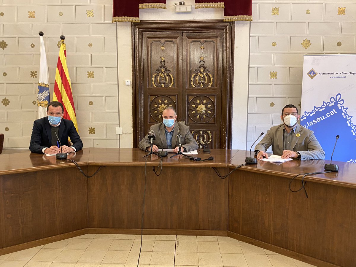 RadioSeu's tweet photo. Presentades les mesures econòmiques de suport per a famílies i empreses per reduir l'impacte econòmic provocat per la crisi de la #COVID19 a #laSeu. Les han consensuat l’equip de govern (@JuntsXlaSeu i @ERClaseu) i @CompromisxLaSeu, i ascendeixen a 1,1 ME. https://t.co/mlMiMHFbYg