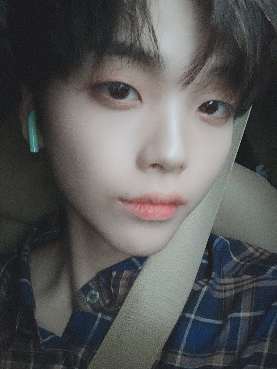 CRAVITY_twt's tweet photo. 다들 저녁은 드셨나요??
저는 창밖의 하늘을 보며 노래 듣는 중이에요
가끔은 이런 날씨도 나쁘지 않네요 ㅎ

백현 - 너를 사랑하고 있어
#크래비티 #형준 #쭈니시점 #날씨_흐림 https://t.co/7FmMqMr0iL