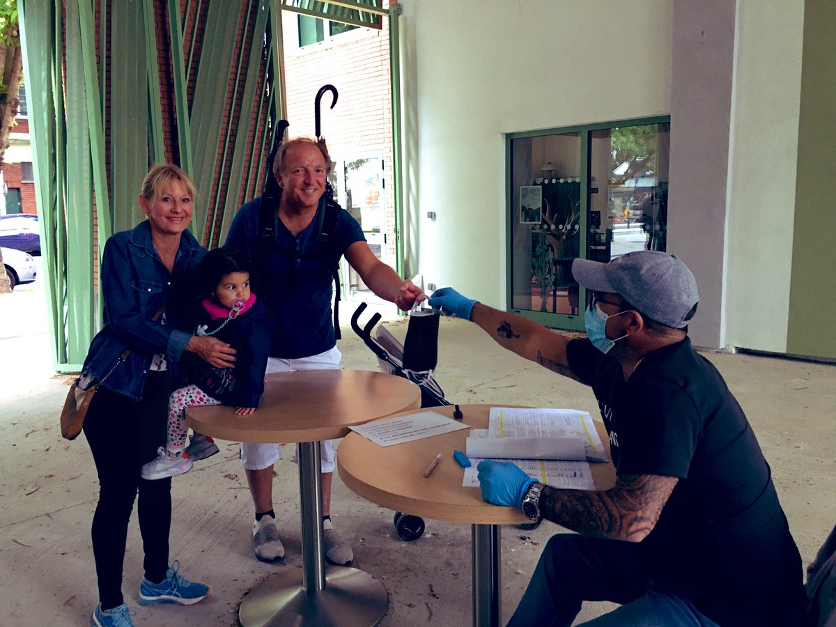 Ce week-end la <a href="/93Romainville/">Ville de Romainville</a> a distribué plus de 3000 masques réutilisables aux romainvilloises et aux Romainvillois. 
Merci aux agents communaux et aux élus qui ont permis cette distribution. 
D’autres distributions vont être programmées. ville-romainville.fr/5444-distribut…