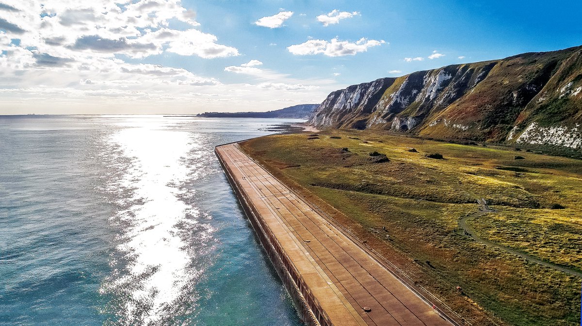 EnglandPath's tweet photo. Chalk cliffs over waterside meadows of blue & green.
📍 Samphire Hoe, Kent
#SamphireHoe
#Kent
#Englandcoastpath
#englandcoast
#ThePhotoHour
#kentsamphire #wildkent #forageKent #kentforage #Samphire #Dover #WhiteCliffsofdover
@Kent_cc
@VisitKent
@england_coast
@DoverDC
@DoverTC https://t.co/xs1Fvev3ZJ
