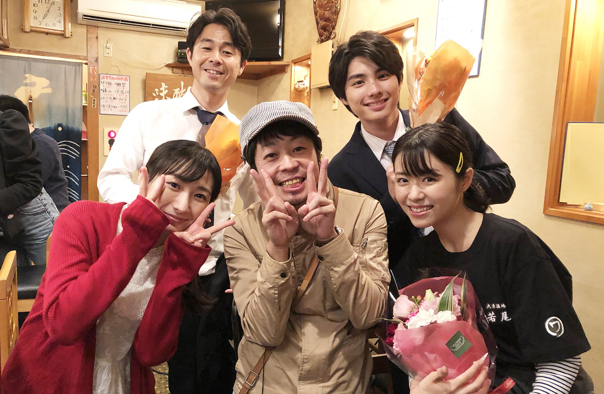 ドラマ ワカコ酒 公式 そして 6夜を担当してくださった湯浅監督からもらった 好きな画像を貼って4人指名していくリレー 撮影後の監督と皆さんで アンカーです ３ ぷしゅー ワカコ酒 武田梨奈 飯田祐真 足立智充 本田響矢
