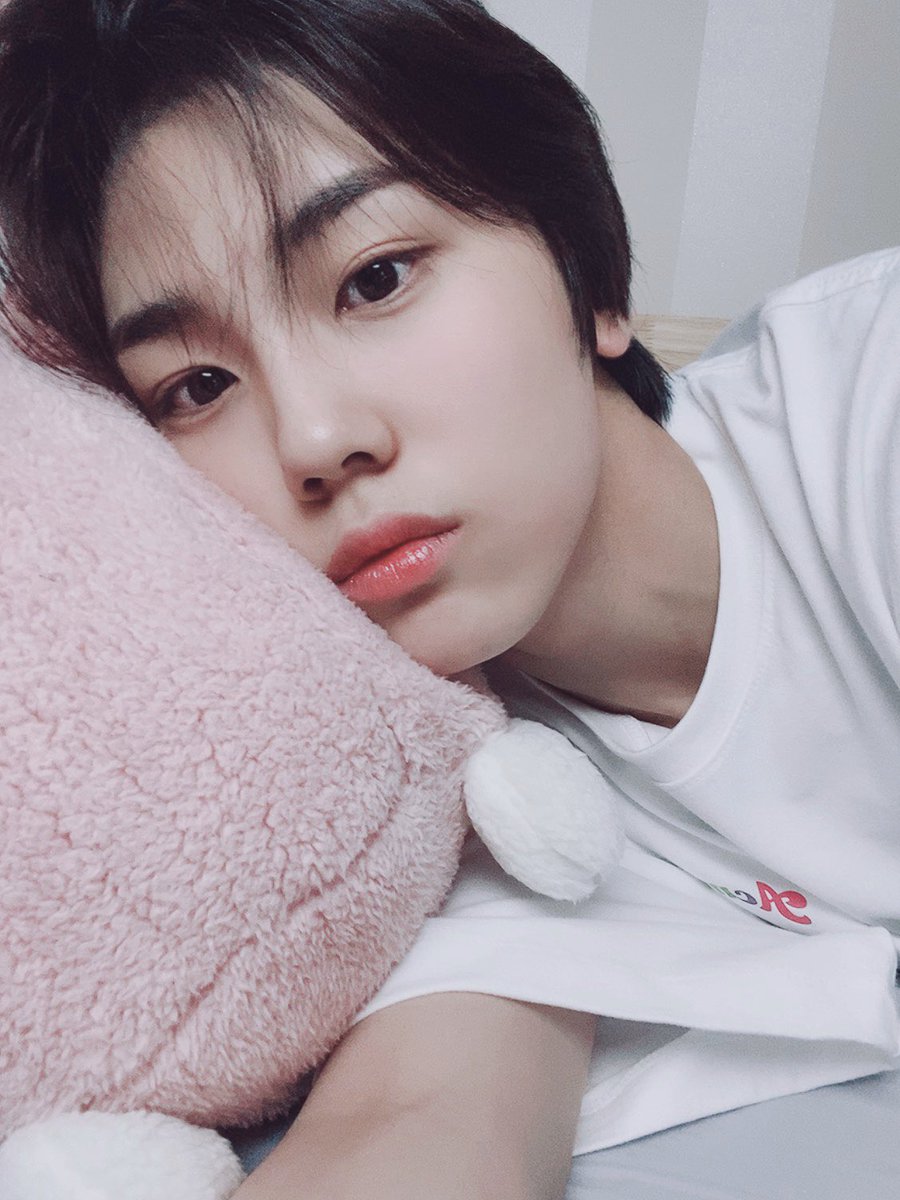 CRAVITY_twt's tweet photo. 러....러..러비티!!ㅎㅎ 항상 여러분이라고 하다 이렇게 이름을 불러드릴 수 있어서 오늘 너무 행복하네요! >< 오늘은 절대 못 잊을 듯❤️앞으로도 우리 좋은 추억 많이 만들어요 러비티 알겠죵? 좋은 꿈 꾸시고 알라뷰 #성민 #러비티 #알라뷰 #러비티_탄생일 #축하해용 https://t.co/abiL86K1Iz