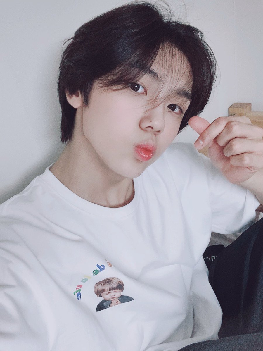 CRAVITY_twt's tweet photo. 러....러..러비티!!ㅎㅎ 항상 여러분이라고 하다 이렇게 이름을 불러드릴 수 있어서 오늘 너무 행복하네요! >< 오늘은 절대 못 잊을 듯❤️앞으로도 우리 좋은 추억 많이 만들어요 러비티 알겠죵? 좋은 꿈 꾸시고 알라뷰 #성민 #러비티 #알라뷰 #러비티_탄생일 #축하해용 https://t.co/abiL86K1Iz