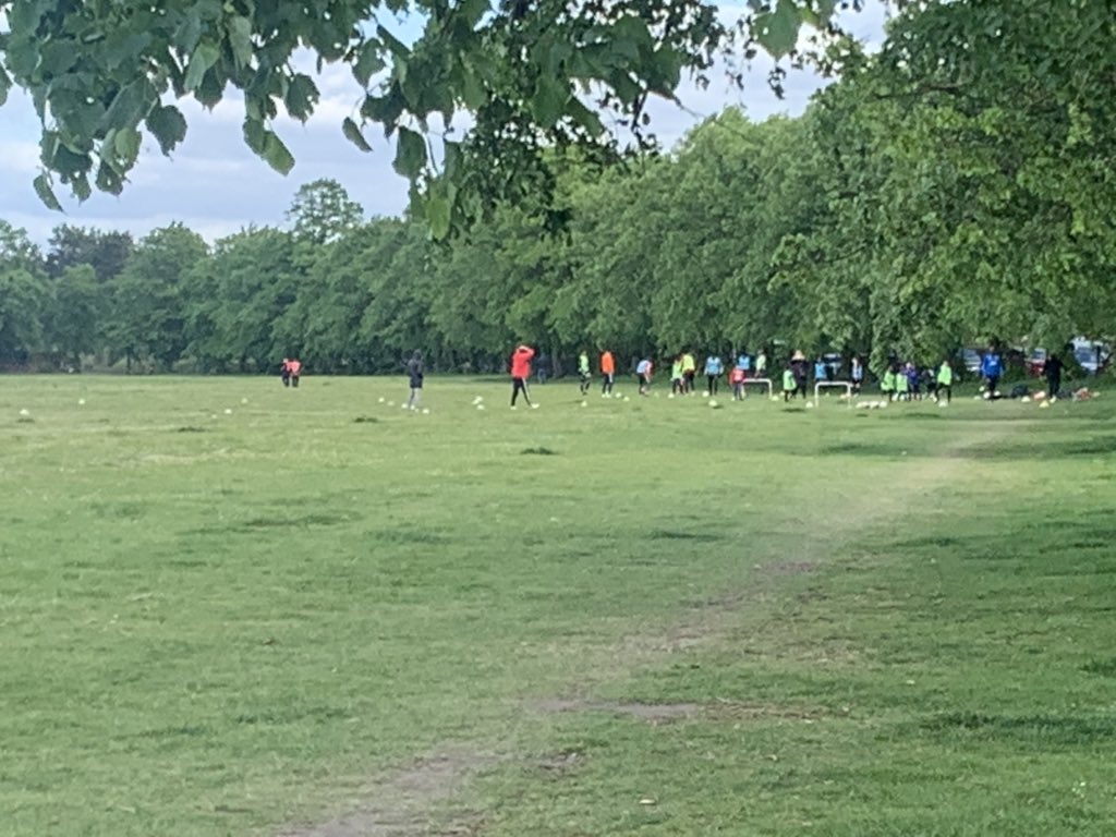 Full football training session going on in Charlton Park this afternoon prob about 30 people. Park attendants in red tops/masks decided to walk in the opposite direction as they approached them. 😡@TheMurkyDepths @CharltonCSE7 @David_Llew @ccra_se7 @Charltonfriends @CharltonBuzz