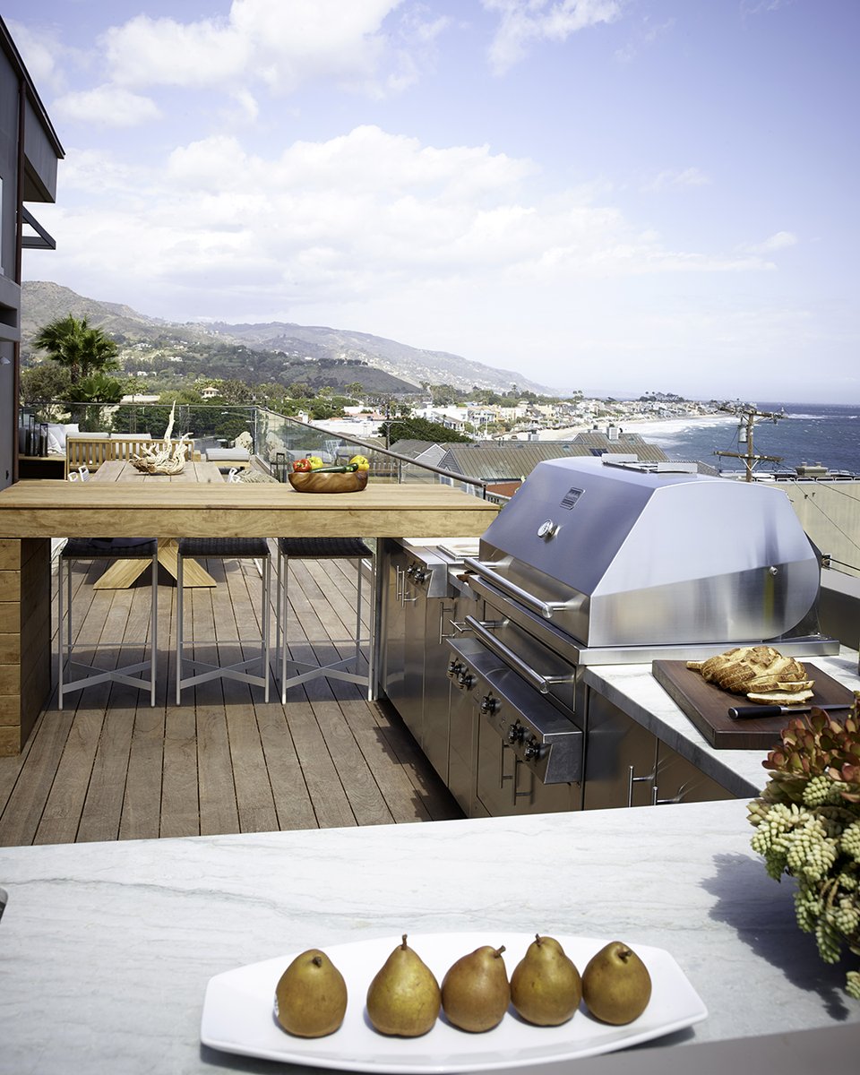 Outdoor Space of the Week: Pacific Oceanside Oasis in Malibu. ✨ 

The Hybrid Fire Grill is the focal point of this Malibu outdoor kitchen and allows the homeowners to cook effortlessly with gas, wood or charcoal.

Visit here for more photos like these: ecs.page.link/eVAA8