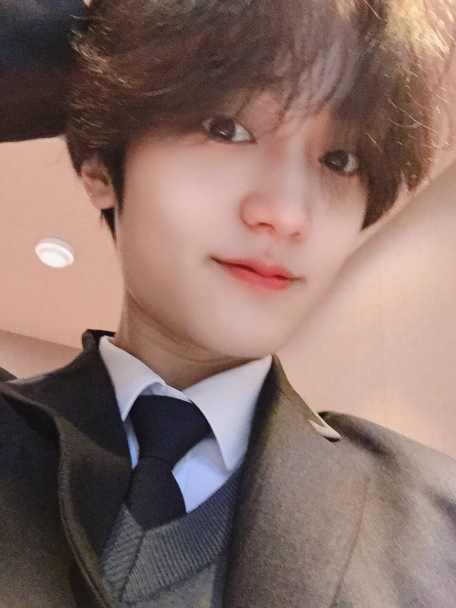 Luvity~ 우리 러비티와 함께하는 첫날 밤!!! 침대에서 새벽감성에 젖은 영태가 찾아왔어요~ ٩̋(ˊᵒ̴̶̷̤ ꇴ ᵒ̴̶̷̤ˋ)و
오늘은 새벽에 듣기 좋은 노래를 가져와봤지요~🤗 “Broods - Bridges”
그럼 Good night~ ,,•.<,,
Ps.옛날옛적 교복셀카!! 흑발..ㅎ🤣
#태영 #태플리 #안경영태 #교복영태