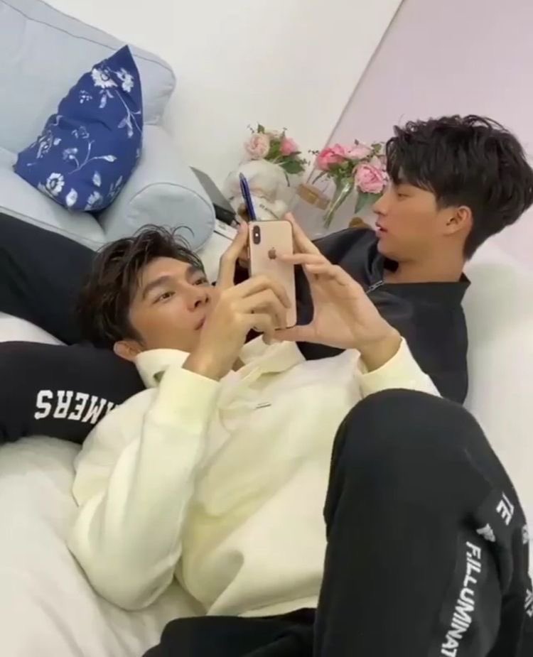 Emkei28's tweet photo. my favorite of them all is when mew rests at gulf’s lap or hug him when he sleeps and just overall relaxing at his kanabed. his babiest when gulf let’s him do this cause this is so boyfriend culture at its best. 

 #พี่กลัฟน้องมิว https://t.co/hPc4Hr0aVX