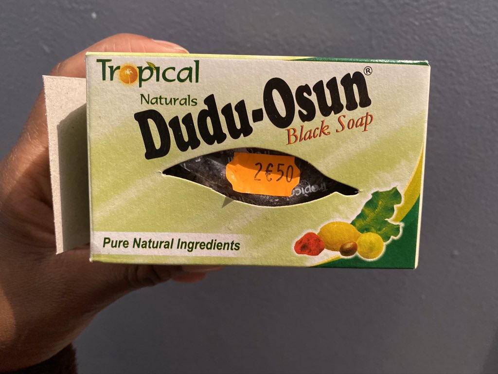 Au bout d’un moment j’ai acheté ce savon noir DUDU OSUN (on le trouve dans les magasins afro-exotiques) pour me focaliser sur les tâches. il m’a enlevé une bonne partie de mes taches et a aussi traité mon acné ! 10/10 PAR CONTRE 