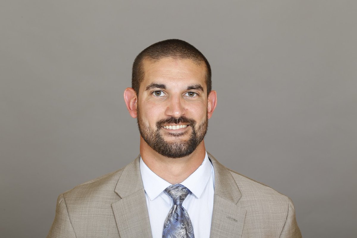 UNTsocial's tweet photo. Get a professor who can do both! Entering his 14th season with the @DallasCowboys as the media relations and corporate commutations coordinator, Joe Trahan is also a part-time Sports Public Relations professor at @UNTatFrisco. More: https://t.co/QogBIWdj4b https://t.co/8Lq2FZPJMy