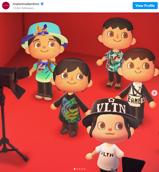 JVCom's tweet photo. Grâce à Animal Crossing, les créateurs Marc Jacobs, Sandy Liang et Valentino ont pu présenter leurs dernières collections malgré la pandémie !

On peut dire qu'Animal Crossing est un phénomène... de mode ! 

(Pardon) https://t.co/wU1LFmyUDs