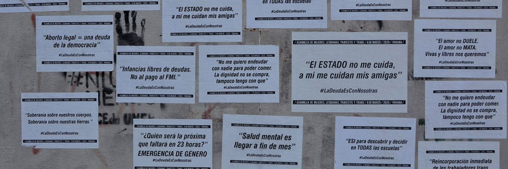Consignas feministas componen mural de pegatinas en esquina céntrica. Más de 40 femicidios fueron cometidos desde el aislamiento; 2 en Entre Ríos, 1 en Paraná. #LaDeudaEsConNosotras dicen los afiches de la Asamblea de Mujeres, Lesbianas, Travestis y Trans.
170escalones.com/pegatina-%e2%8…