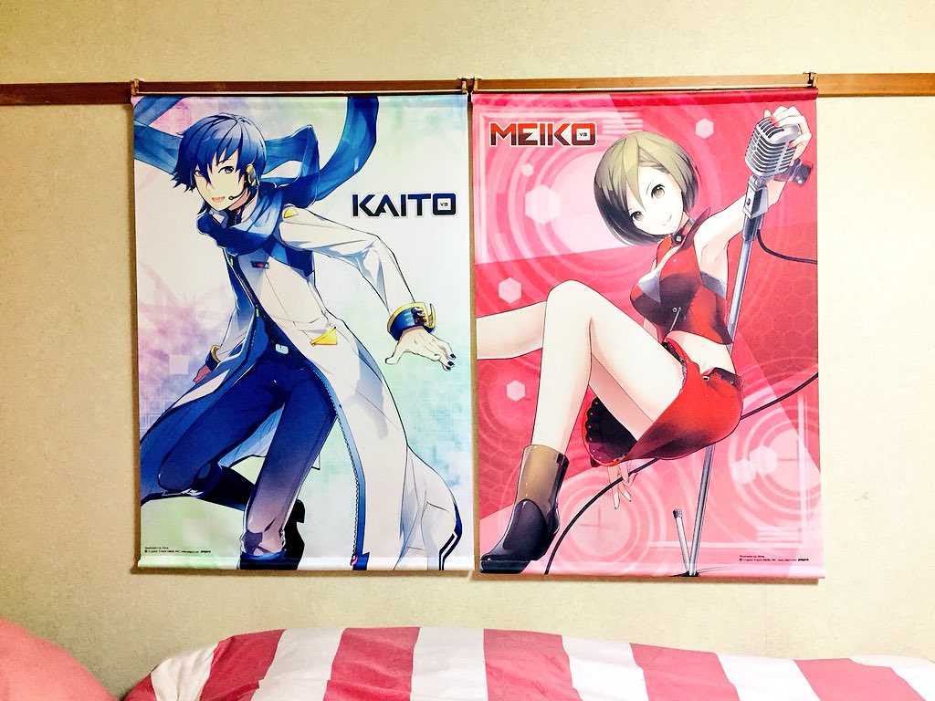 はにわ かくして画面に現れたるp タペストリーのかけ方をチェンジ 前は1箇所で吊ってましたが 3枚目 ピンと張って左右2箇所に これで水平が保てるし揺れないし ちょっと高さが上がったことで布団との干渉も減らせるかなと 夜中に急に落ちてくる