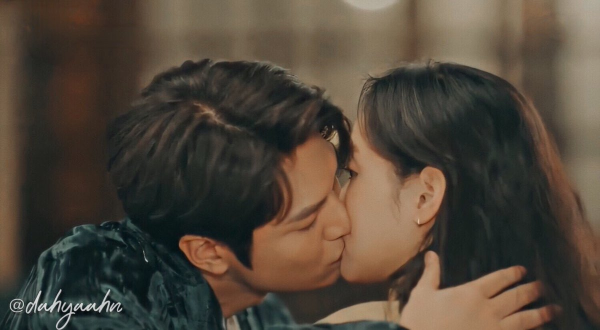 Lee gon and Tae eul’s first kiss in HD para mas feel heheh  #TheKingEternalMonarch