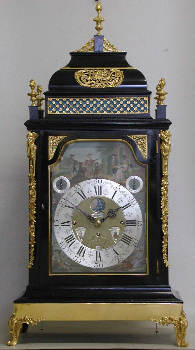 OPSPORING VERZOCHT
Vannacht (11 mei) is er ingebroken in het kasteel. Onze dierbare tafelklok met speelklokken uit 1790 is als enige ontvreemd. Prachtig gemaakt door Andriese uit Grouw, met schilderingen van Schultze.  De klok moet terug!😢😡