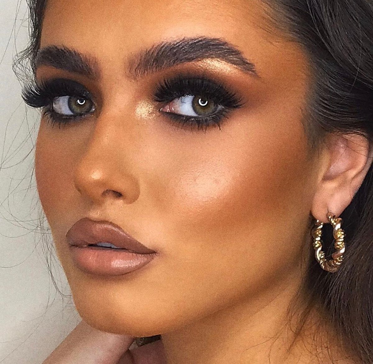 CarterBeautyMC's tweet photo. Sunkissed and sultry... @chloekoyce has us dreaming of cancelled vacays! Chloe created this glam using our Free Speech Lip Tint in Adele and the Apollo Mini Bronzer quad. #TeamCB https://t.co/ThobxCA46X