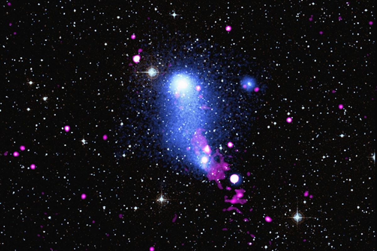 ESA’s XMM-Newton and NASA’s Chandra X-ray observatories shed new light on a three million light-year long 'bridge' of hot gas linking two galaxy clusters 👉 esa.int/Science_Explor…