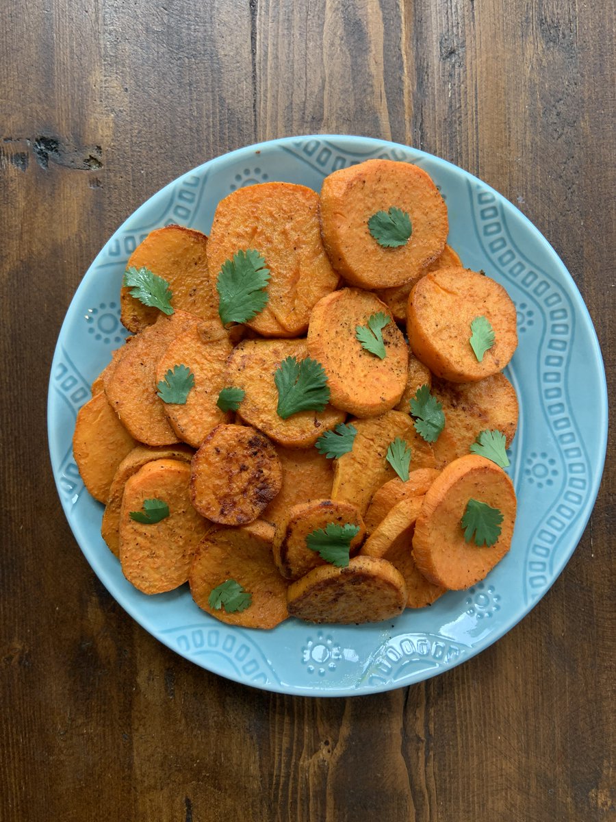EdibleLifeinYYC's tweet photo. my sweet little rowan asked to be a guest blogger on mother's day. this is what she made. roasted sweet potatoes with cumin & cilantro. show her some love. https://t.co/cUsrz0AIMb #proudmom #blogger #sweetpotatoes #yyc #yyceats #kidblog https://t.co/PRcceBvp9J