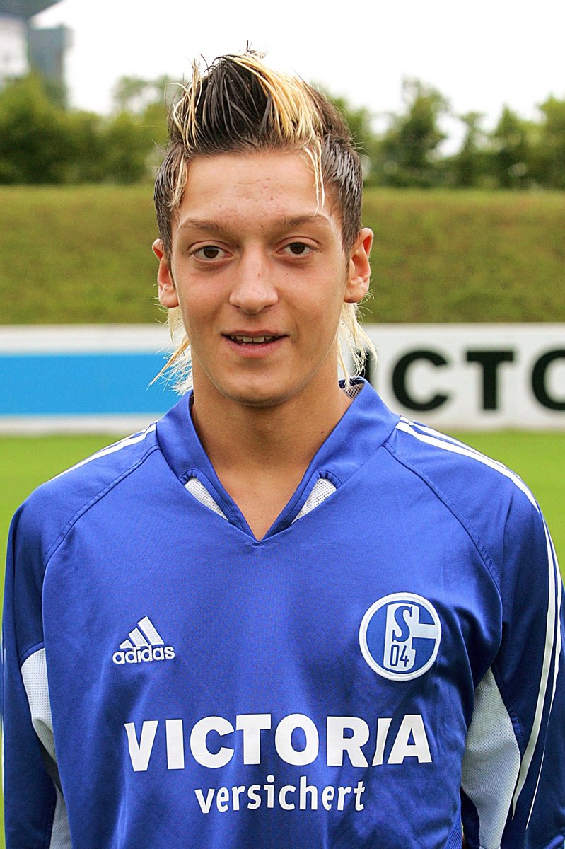   @ArsenalNot one, but two former Royal Blues are currently playing at the Emirates Assist king and local lad Mesut Özil came through the ranks here in Gelsenkirchen, while rock-hard Sead Kolasinac was a fan favourite during his six years in Royal Blue!  #S04  