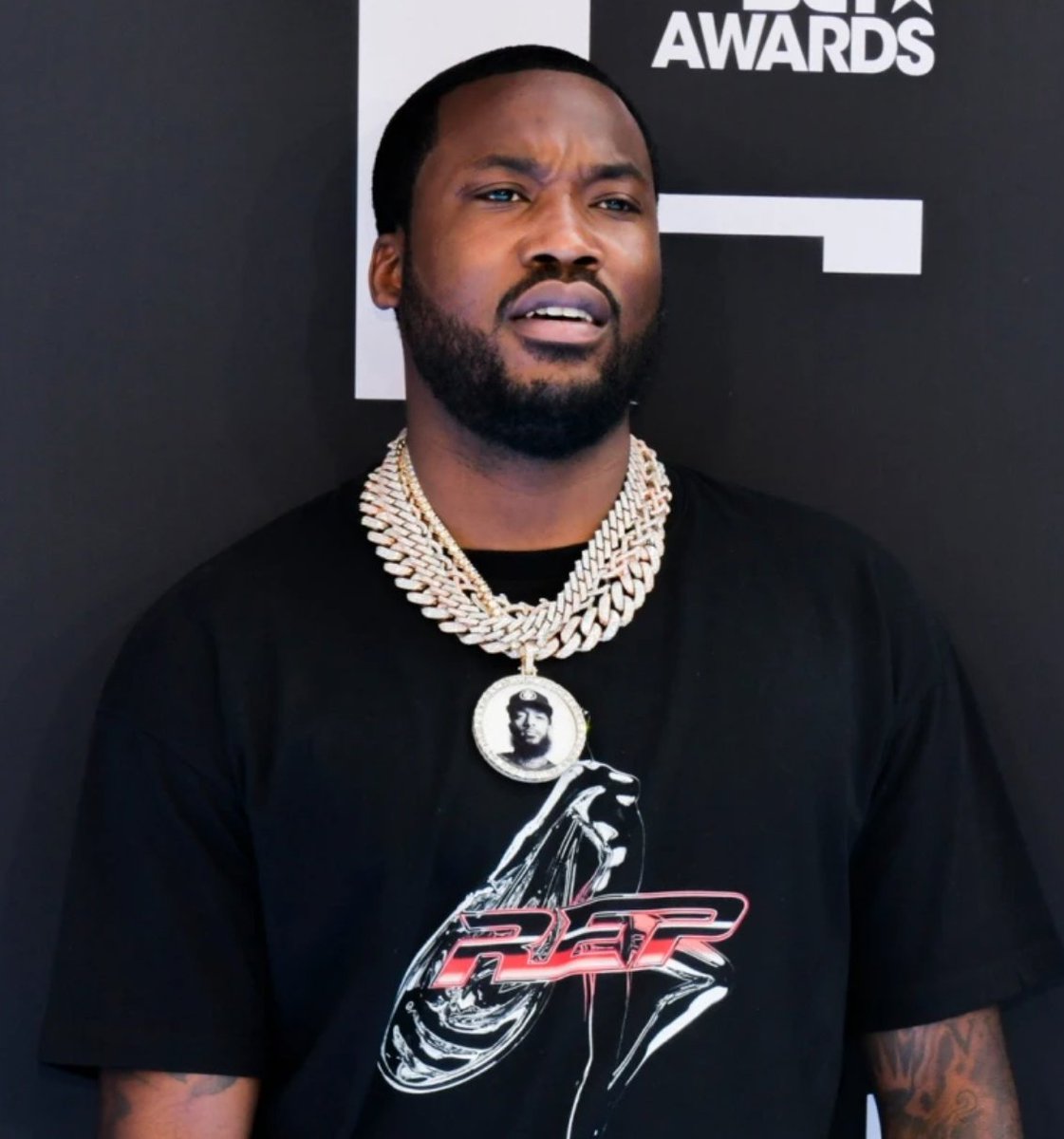 Complex's tweet photo. Meek Mill addresses his issues with 6ix9ine: https://t.co/FQRl104B1h

"I’m helping free people you putting family members behind bars— I gotta crush you for the culture you chump!" https://t.co/i1wBObtYUA