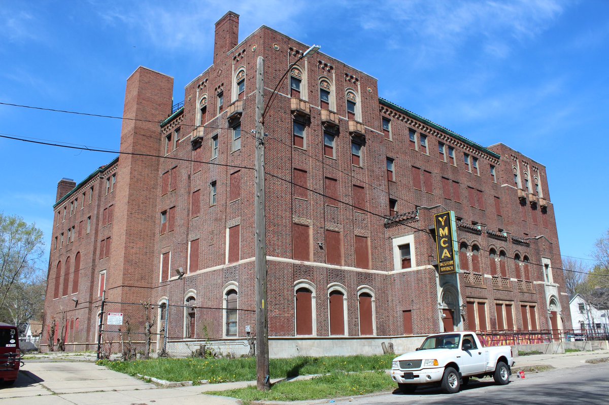 BacktoDetroit's tweet photo. Any chance this old @ymca on #SWDetroit’s @clarkparkdtroit would get rehabbed and repurposed? Looks like it has the bones for a beautiful coworking space. #detroit https://t.co/ypJwuy5m2c