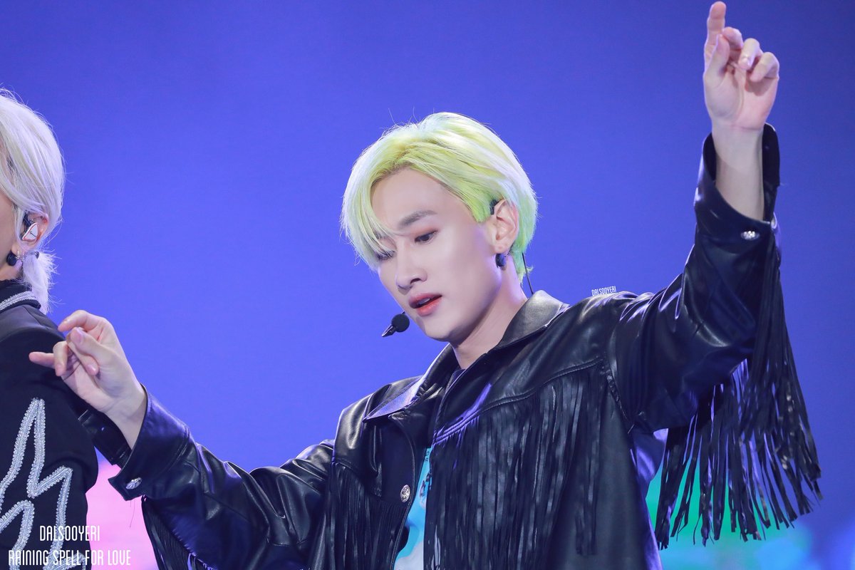 dalsoo_1106's tweet photo. 191019 BOF 원아페 은혁

언제나 처음의 이 마음으로 너를 사랑해♥️

LOGO CROP ❌
RE-EDIT ❌ 
COMMERCIAL/PERSONAL USE ❌

#은혁 #이혁재 #Eunhyuk @AllRiseSilver https://t.co/EoFkBba6BA