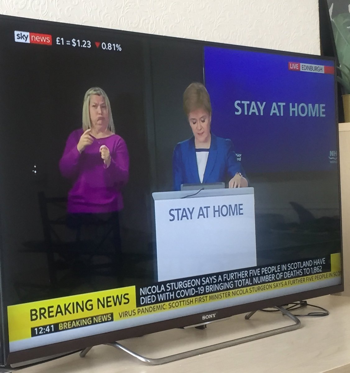 Na51ma's tweet photo. @NicolaSturgeon being clear and concise and to the point unlike @BorisJohnson NO PICNICS NO SUNBATHING STAY AT HOME  #borisjohnsonspeech #UKlockdown #thanksboris #coronavirusuk https://t.co/6nuyS5ekEx